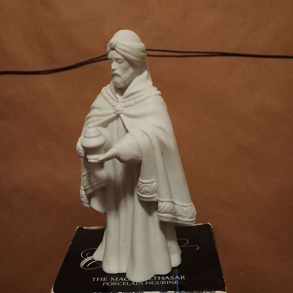 Avon 1982 Nativity Collectibles The  MAGI Balthasar Porcelain Figurine - Picture 5 of 8